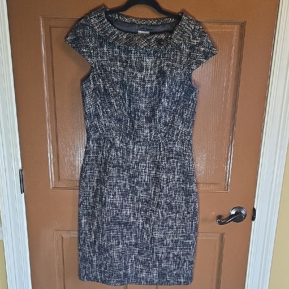 Ann Taylor-Blk/white tweed textured sheath dress with side button on collar Sz 6